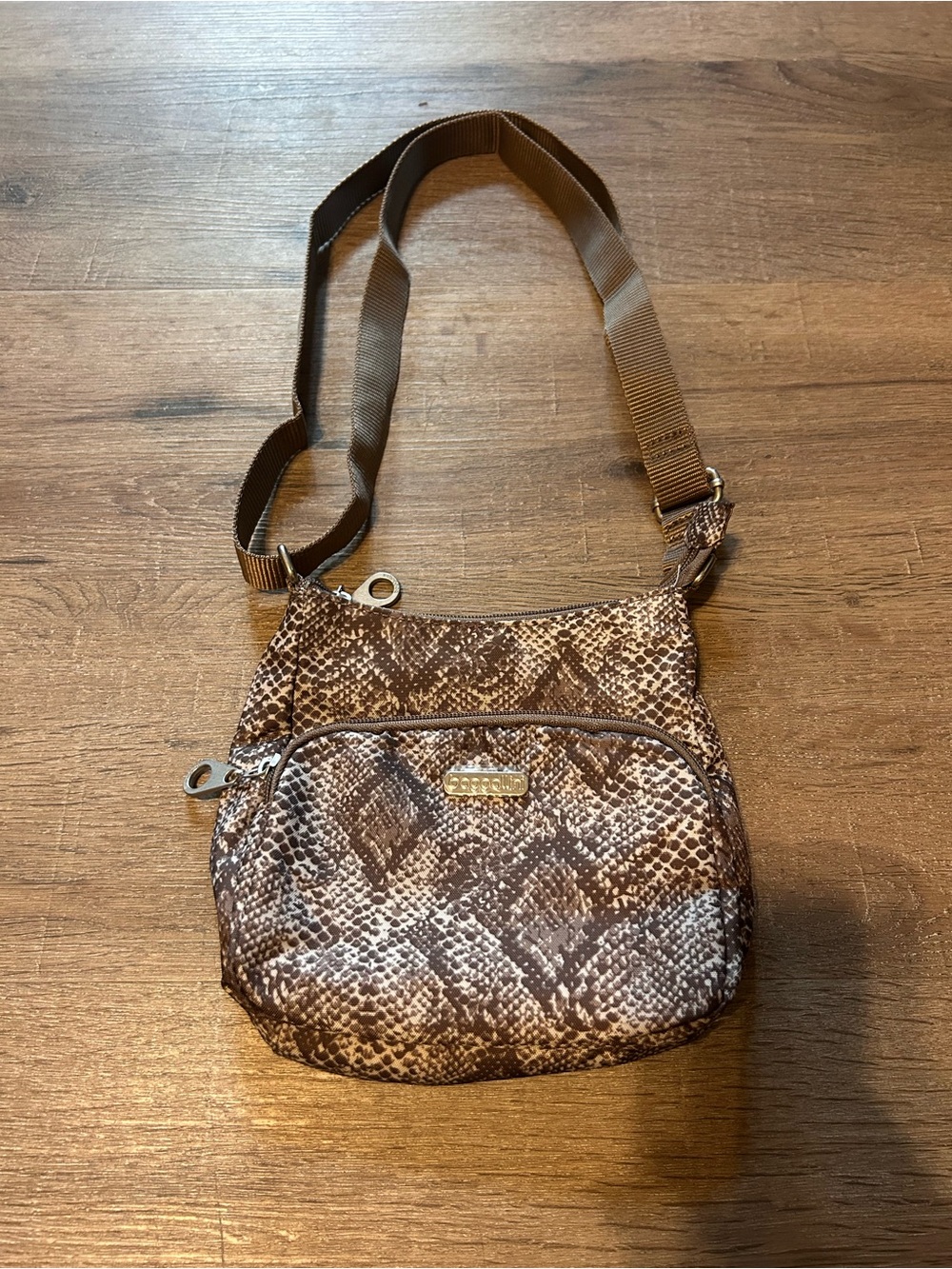Baggallini Joey Bagg Crossbody Purse Womens Brown Tan Snake Print